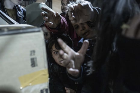 बेरूत में कार्यकर्ताओं द्वारा चलाए जा रहे खाद्य वितरण केंद्र पर विस्थापित बच्चे और परिवार भोजन के लिए बेताब हैं