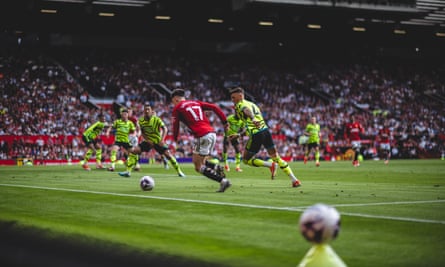 Alejandro Garnacho presses forward for Manchester United