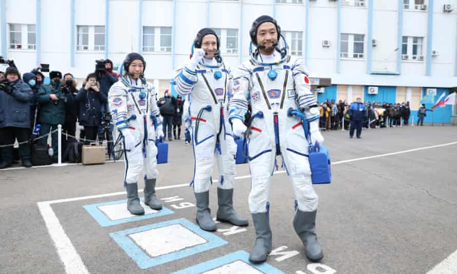 The Roscosmos cosmonaut Alexander Misurkin (centre), Yusaku Maezawa (left) and Yozo Hirano (right) before the launch.