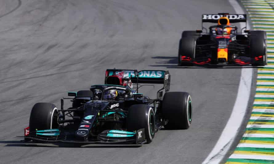 Lewis Hamilton de Mercedes mène Max Verstappen de Red Bull sur le circuit Jose Carlos Pace à São Paulo.
