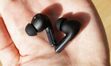 Um par de OnePlus Buds Pro 2 na palma da mão.