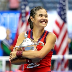 Emma Raducanu with the US Open trophy