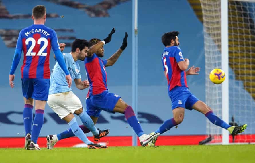 Manchester City’s Ilkay Gundogan (second left) scores his side’s second goal.