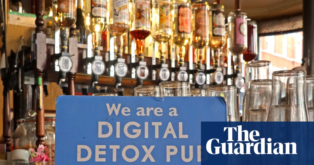 Phones are the new cigarettes: why restaurants are discouraging and even banning them