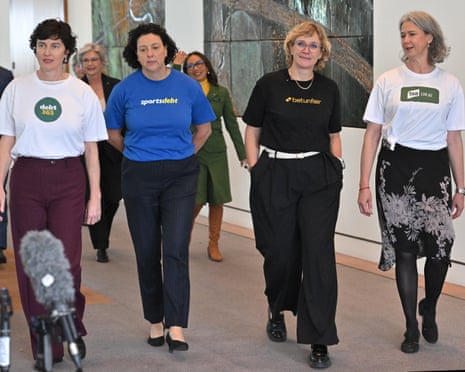 Independents don anti-gambling T-shirts as they press Labor for stronger reforms
