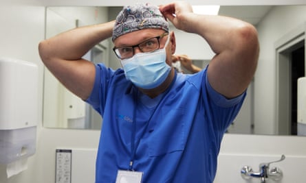 Le chirurgien orthopédiste Sarunas Tarasevicius se prépare pour la chirurgie.