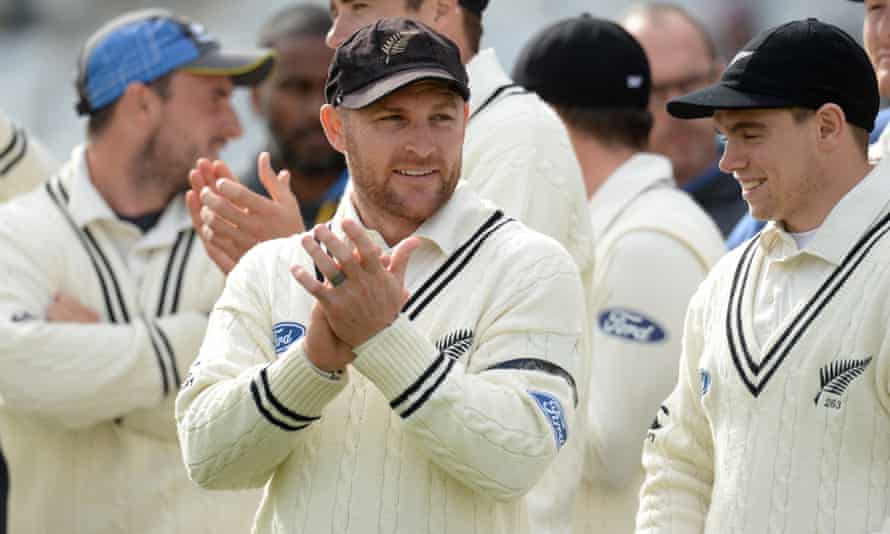 Brendon McCullum celebrates with his New Zealand teammates after they won the second Test against England at Headingley in 2015.