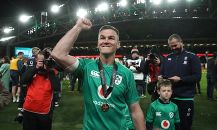 Johnny Sexton portant sa médaille après la victoire de l'Irlande contre l'Angleterre pour sceller les Six Nations