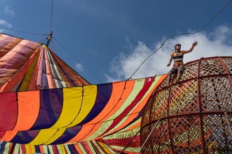 يجلس شاكيل على القفص المعدني المستخدم في عرض