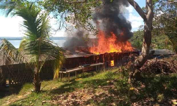 Brazilian wildcat miners attack police and burn indigenous homes in Amazon Brazil, Brazilian Amazon,President Jair Bolsonaro,Jacareacanga,Munduruku people,Maria Leusa Munduruku,north in Roraima state, harbouchnews