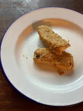 Loubna COCINA su pescado y lo condimenta con pimentón, ajo en polvo, cebolla en polvo y cúrcuma. ¡La propia idea!