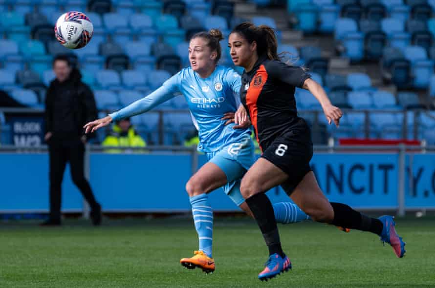 Manchester City's Filippa Angeldahl (left) races Everton's Gabrielle George to win the ball.