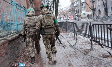 Soldados ucranianos patrullan la ciudad gravemente dañada de Bakhmut, que ha sido testigo de algunas de las batallas más intensas desde que Rusia invadió.