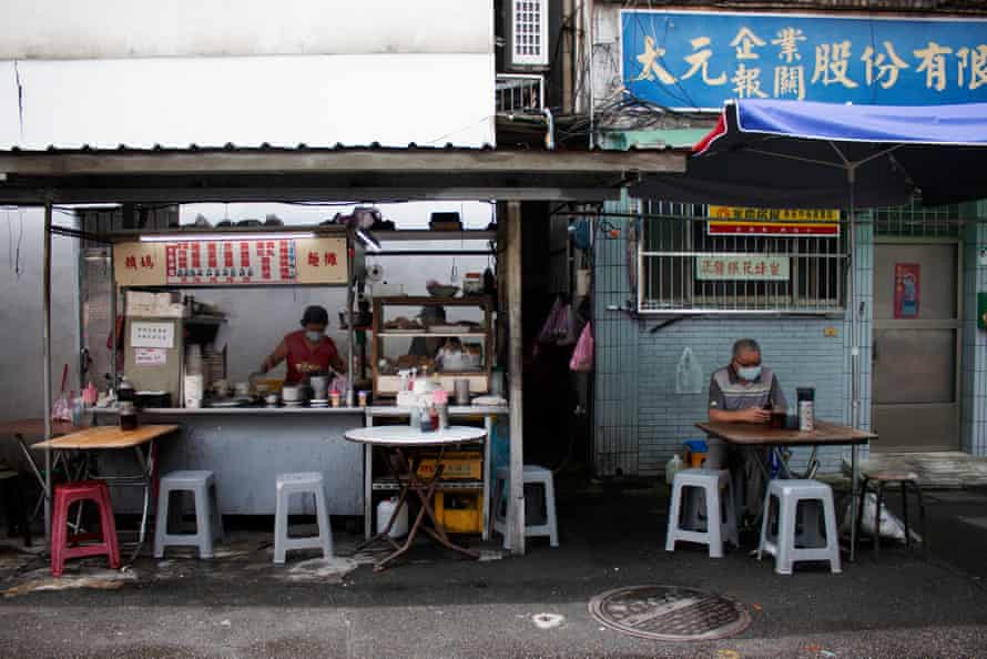 Mama Lay lavora al suo stand a Taipei.