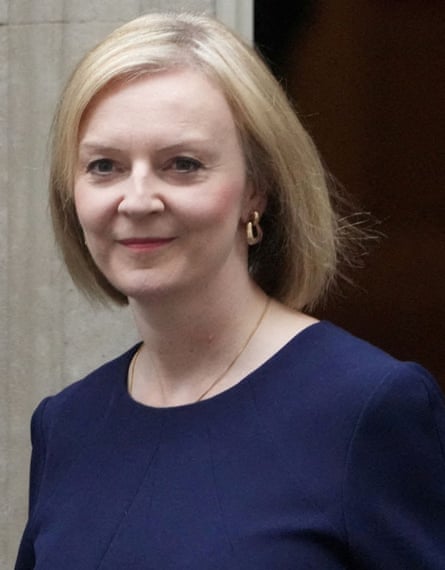 Le premier ministre britannique, Liz Truss, devant Downing Street à Londres