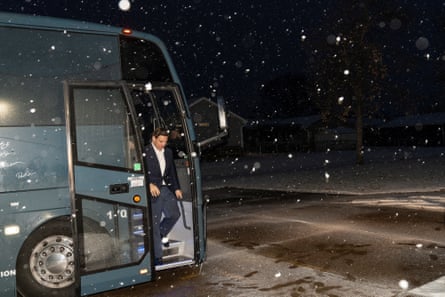 ron desantis getting off a bus in the snow