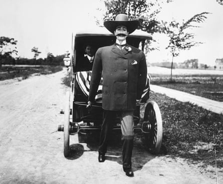 A road-walking automaton, c1900.