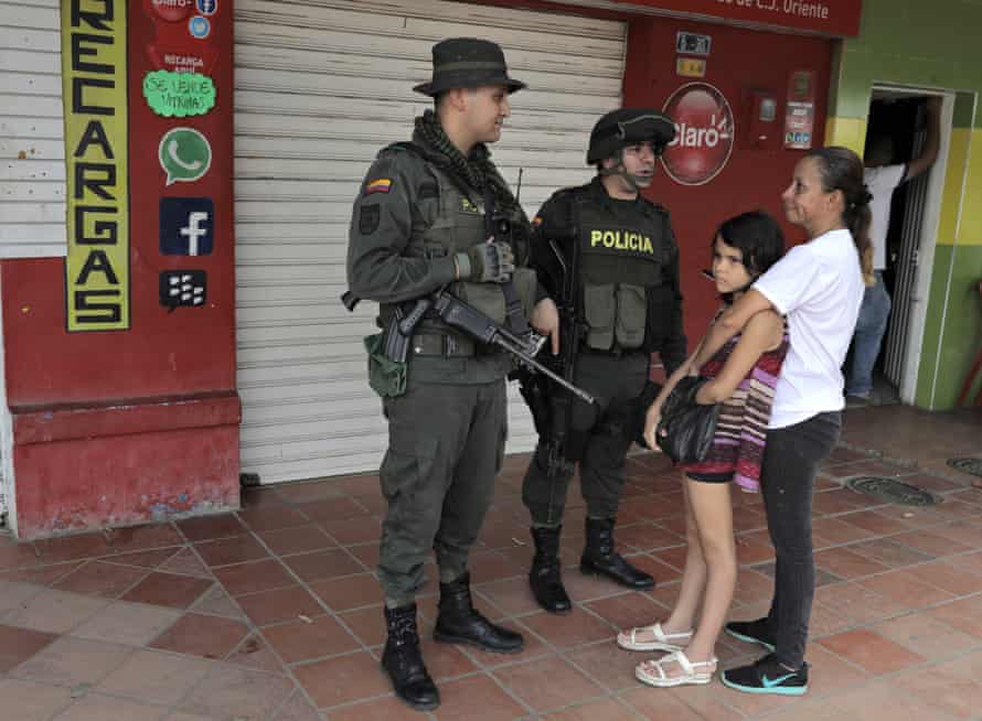 A police officer and a soldier patrolling the streets of Tibu, in Catatumbo. The military is the main presence of the state in the region.
