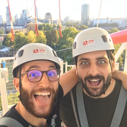'Sebelumnya, saya mendengar banyak keluhan,' kata Leandro, kiri, zip lining di London bersama Alexios pada 2019.