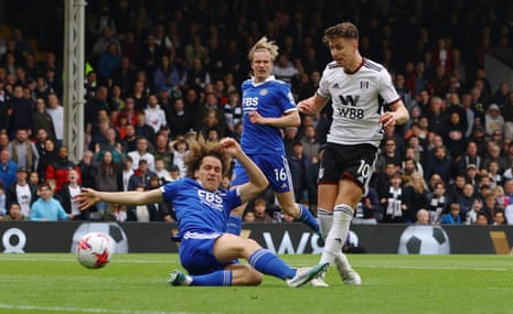 Tom Cairney mengalahkan Wout Faes yang menerjang untuk menjadikannya empat bagi Fulham.