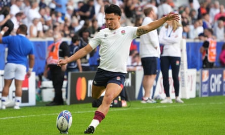 Marcus Smith takes a kick