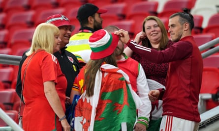 Gareth Bale mit Familie, darunter Mutter Debbie, Vater Frank und Schwester Vicky, nach dem Spiel gegen England.