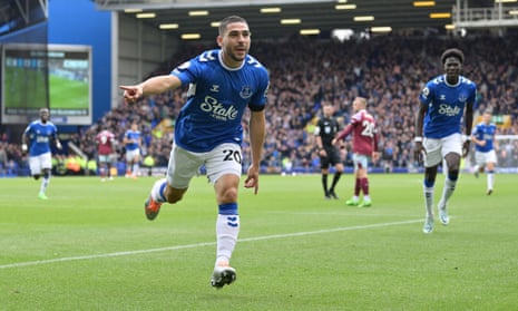 Everton’s Neal Maupay celebrates his goal.