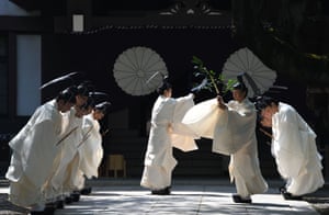 2018年4月22日、東京の神社で3日間の春祭りの間に神職が神事を行う準備をしている。