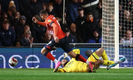 Carlton Morris dari Luton dilanggar oleh Zack Steffen dari Middlesbrough