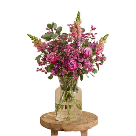 Bouquet in a vase on a wooden table as a guide to Freddie’s Flowers Subscription service.