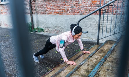 woman doing push-up on the stairs