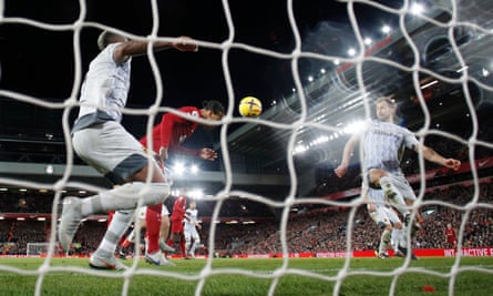 Virgil van Dijk marca el primer gol del Liverpool ante el Wolverhampton