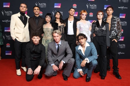 Prix AACTA 2022 présentés par le groupe Foxtel - Tapis rougeSYDNEY, AUSTRALIE - 07 DÉCEMBRE : (LR back) Will McDonald, Thomas Weatherall, Gemma Chua-Tran, Ayesha Madon, James Majoos, Chloe Haydon, Asher Yasbincek, Brodie Townsend (LR front) Tom Wilson, Bryn Chapman Parish, Josh Heuson de Heartbreak High assistent aux prix AACTA 2022 présentés par Foxtel Group au Hordern le 07 décembre 2022 à Sydney, Australie. (Photo de Brendon Thorne/Getty Images pour AFI)