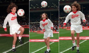 Sonny Pike demuestra sus habilidades en Wembley antes de la final de la  Copa de la Liga de 1996.