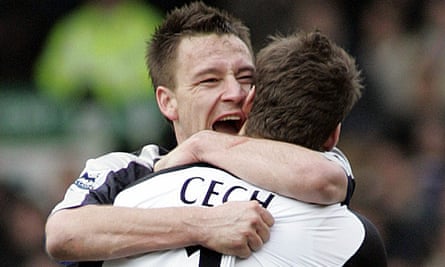 John Terry et Petr Cech de Chelsea célèbrent une nouvelle feuille blanche en route vers le titre de Premier League en 2004-05, cette fois après une victoire 1-0 à Everton