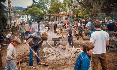 A weekend crowd works to build Peoples Park.