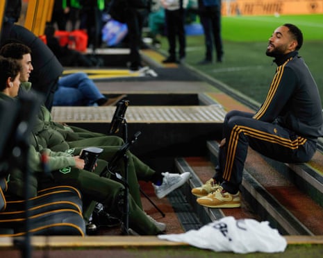 Matheus Cunha of Manchester United chats to his former Wolverhampton Wanderers teammates.