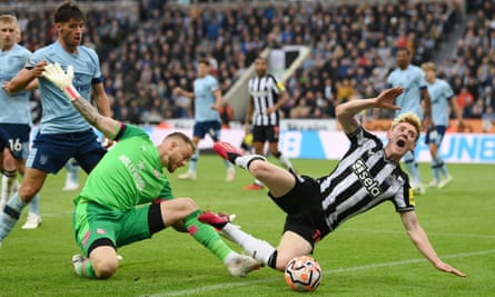Wilson proves point to see off Brentford and get Newcastle back on track | Premier League 5 Anthony Gordon is fouled by the Brentford goalkeeper Mark Flekken resulting in a Newcastle penalty