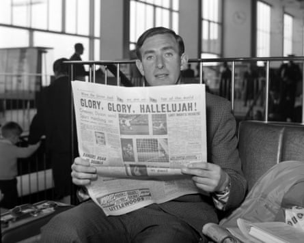 Spurs legend Danny Blanchflower reads a newspaper.