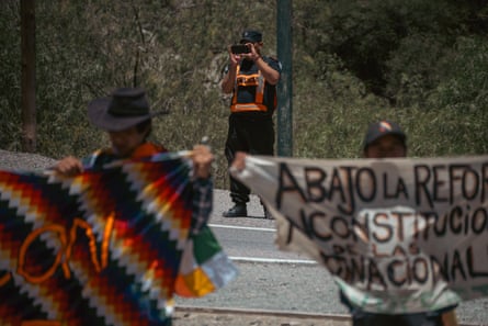 Un policía filmando una de las habituales protestas en Purmamarca.