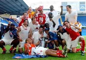 El Arsenal es coronado campeón para la temporada 2003-04 después de un empate en White Hart Lane