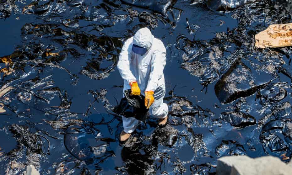 The environmental impact of the Repsol oil spill grows on the Peruvian coast.
