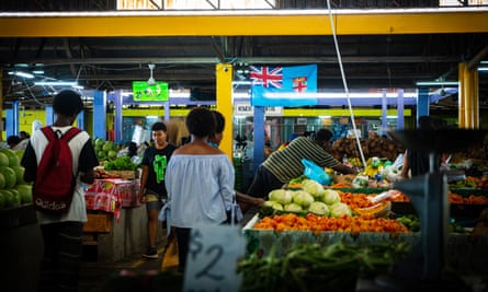 Acheteurs sur le marché central de Suva avant les élections nationales de mercredi.