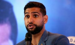 Boxer Amir Khan has said he was escorted from an American Airlines flight in the US by police "for no reason". 
