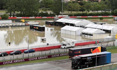 Inondations dans le paddock d'Imola après que la rivière Santerno à proximité a débordé
