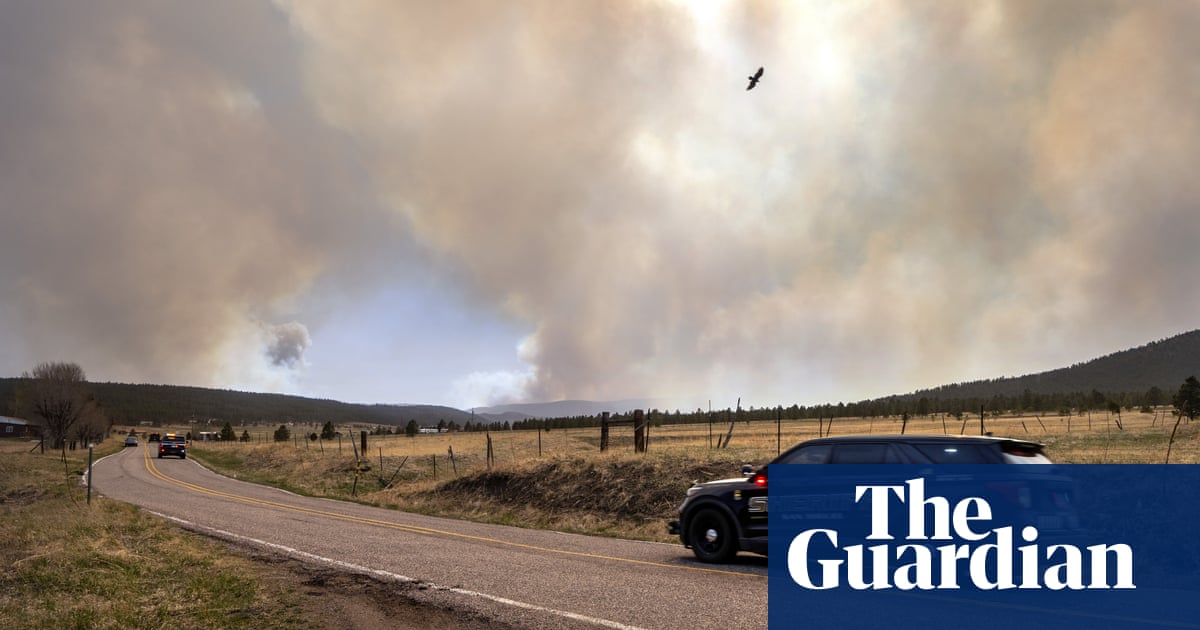 Thousands forced to flee as wildfires sweep through New Mexico