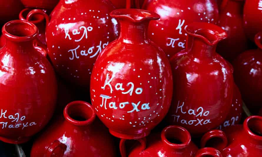 Red pitchers with the inscription kalo pasca (happy easter).