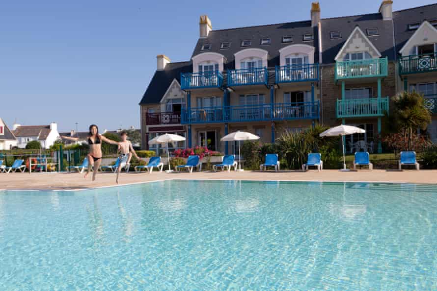 Résidence Cap Marine, Le Guilvinec, Brittany two people jumping into the swimming pool