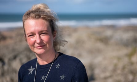 Devon aileleri evlerini Airbnb'ye kaptırırken zorluklar ve kalp kırıklığı izin veriyor | Devon 1 Emma Hookway, kendisi ve küçük oğlu kiraladıkları evi terk etmek zorunda kaldıktan sonra bir konut krizi kampanya grubu başlattı.
