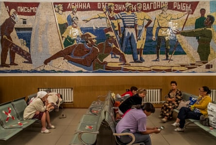 Dans le hall d’attente de la gare une grande mosaïque murale commémore un épisode glorieux des pêcheurs de la Mer d’Aral : la contribution de la ville, qui fournit 14 wagons de poisson lorsque la famine frappa la Russie durant les premiers temps tumultueux de l’URSS.